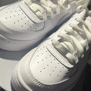 Air force 1 vit - Säljer mina nya air force  Jag har aldrig använt dom ute så det är jättebra skick