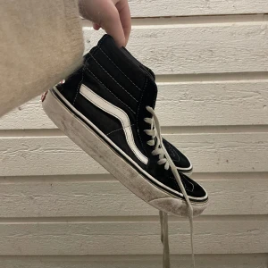 Svarta high top vans  - Ett par höga svart  vans som är väl använda men fortfarande i bra skick , skrev för fler bilder 💕
