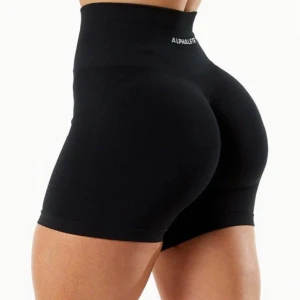 Alphalete: Amplify shorts - Sparsamt använda Alphalete Amplify Shorts 4.5” i färgen Svart.  Storlek: XS Kan skicka fler bilder på begäran! 💕
