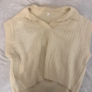 Beige väst - Söt beige oanvänd väst! Passar M/L