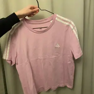 Fin rosa/lilla adidas t-shirt. Kanppt använd men bra skick.❤️