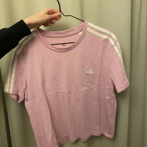 Adidas t-shirt - Fin rosa/lilla adidas t-shirt. Kanppt använd men bra skick.❤️