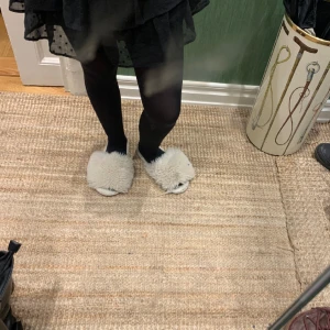 Volang kjol - Jag säljer en svart festlig volang kjol💗💗 Har bara använt en gång alltså är den i mycket bra skick! Säljer den eftersom att jag har en liknande💗