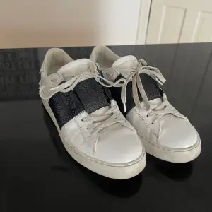 Limited edition valentino sneakers. Inköpta för ett år sedan. Fint skick. Säljs endast för bra pris eller byte mot vit/svarta i samma skick 🌸Man får med skolåda och extra snören 