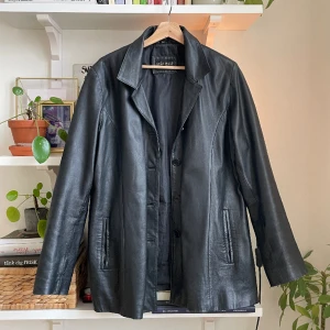 Svart läder kavaj/jacka - Säljer min supersnygga läder-kavaj/jacka som inte kommer till så mycket användning längre. Köpt på Humana i Stockholm. Skicket är vintage, flitigt använd men är hel och fin 🥰 Märket heter Vera Pelle. Köparen står för frakten! ❤️