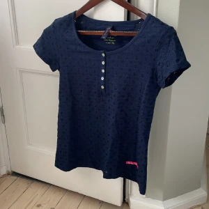 Blus  - Blus från bondelid. Rak passform. 100% bomull. I nyskick 