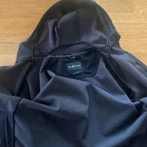 sail racing jacka herr - bra skicka inga skador på den och är i storlek M  Säljer för den bara ligger i min graderob och vill få sen såld snabbt