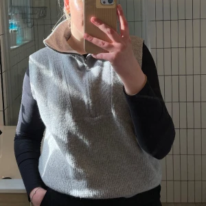 Grå stickad bäst  - Bra skick 47% akryl, 46% polyamid, 4% elastan, 3% ull