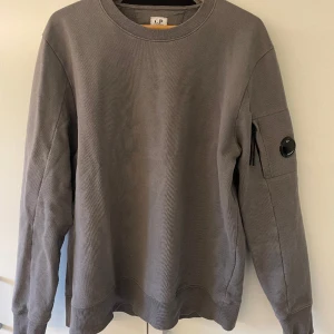 CP Company crewneck - CP Company kofta i storlek XL(passar L), finns kvar tags sen den köptes. Säljer på grund av att den inte används, skriv gärna för mer info. 1700 Nypris.