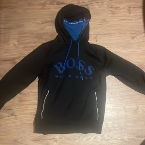 Hugo boss hoodie  - Hej, säljer min Hugo boss hoodie, eftersom att jag har vuxit ur den. Modellen finns inte och den är väldigt sällsynt. Inga skador eller problem. Varan är redo att hämtas eller fraktas.