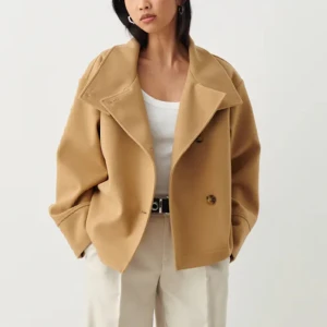 Kappa - En beige kappa från Gina Tricot 💛 använd en vår och är i fint skick, färgen är som de första bilderna och den går att knäppa på olika sätt💛 kappan är i strl xs💛 kan absolut gå ner lite i pris vid snabb affär!!