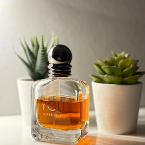 Armani Stronger With You Intensly 50ml - Emporio Armani Stronger With You Intensly 🍨🎄. Är en populär parfym av rätt orsak! Denna doft är varm med noter som vanilj, amberwood och bärnsten. Denna bas ger också en långvarig doftupplevelse på ungefär 10h. Flaskan har 2/3 kvar av original mängd.
