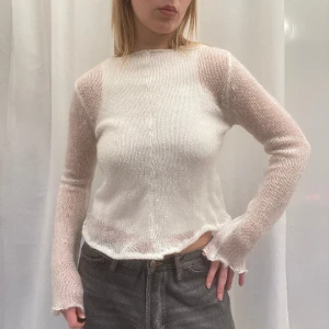 Vit stickad tröja - Såååå fin och mjuk och varm! Verkar omsydd. Skriv om pris, köper du mer så kan vi fixa nåt:)