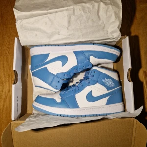 Jordan 1 mid - Ett par riktigt fina Jordan 1 mids. Perfekt nu inför sommaren. Både skorna och box är i riktigt bra skick, skorna är bara burna ett fåtal gånger. För mer information kontakta mig! Vid snabbt köp kan pris diskuteras👍