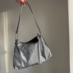 Väska  - Snygg glitter väska från MONKI. 