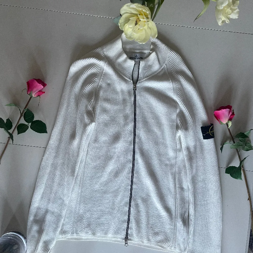 En vit Stone Island tröja i storlek M. Mycket bra skick samt en relativt ovanlig modell. Nypris 4400.. Tröjor & Koftor.