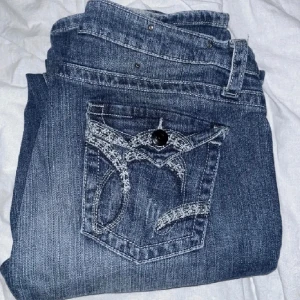 Lågmidjade jeans - Så snygga lågmidjade jeans är osäker på storleken men går fint över skorna på mig som är ca 165-170! Lappen säger storlek 32 men jag brukar ha 34/36 och dem passar mig 
