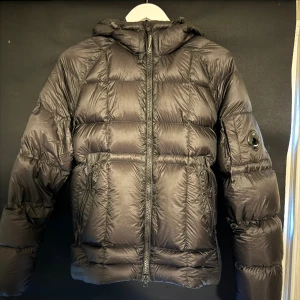 Cp company vinter jacka  - Extremt skön vinter jacka väger ingenting Använder aldrig vinter jacka så behöver inte den haft i 1 månad använd ungefär 4 gånger så nästan sprillans ny