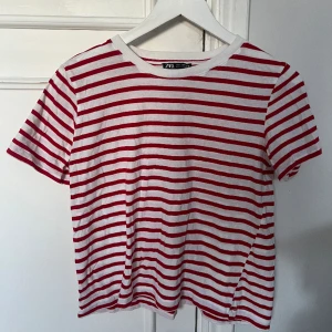 Zara t-shirt - Fin randig t-shirt från zara i storlek M 💞 75kr 🌟