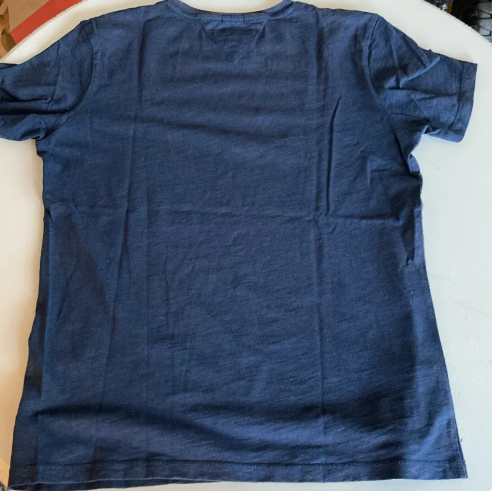 Hej jag säljer min Tommy hilfiger T-shirt som är för liten för mig nu använd fåtal gånger bra skick storlek 176 en mörk blå T-shirt . T-shirts.