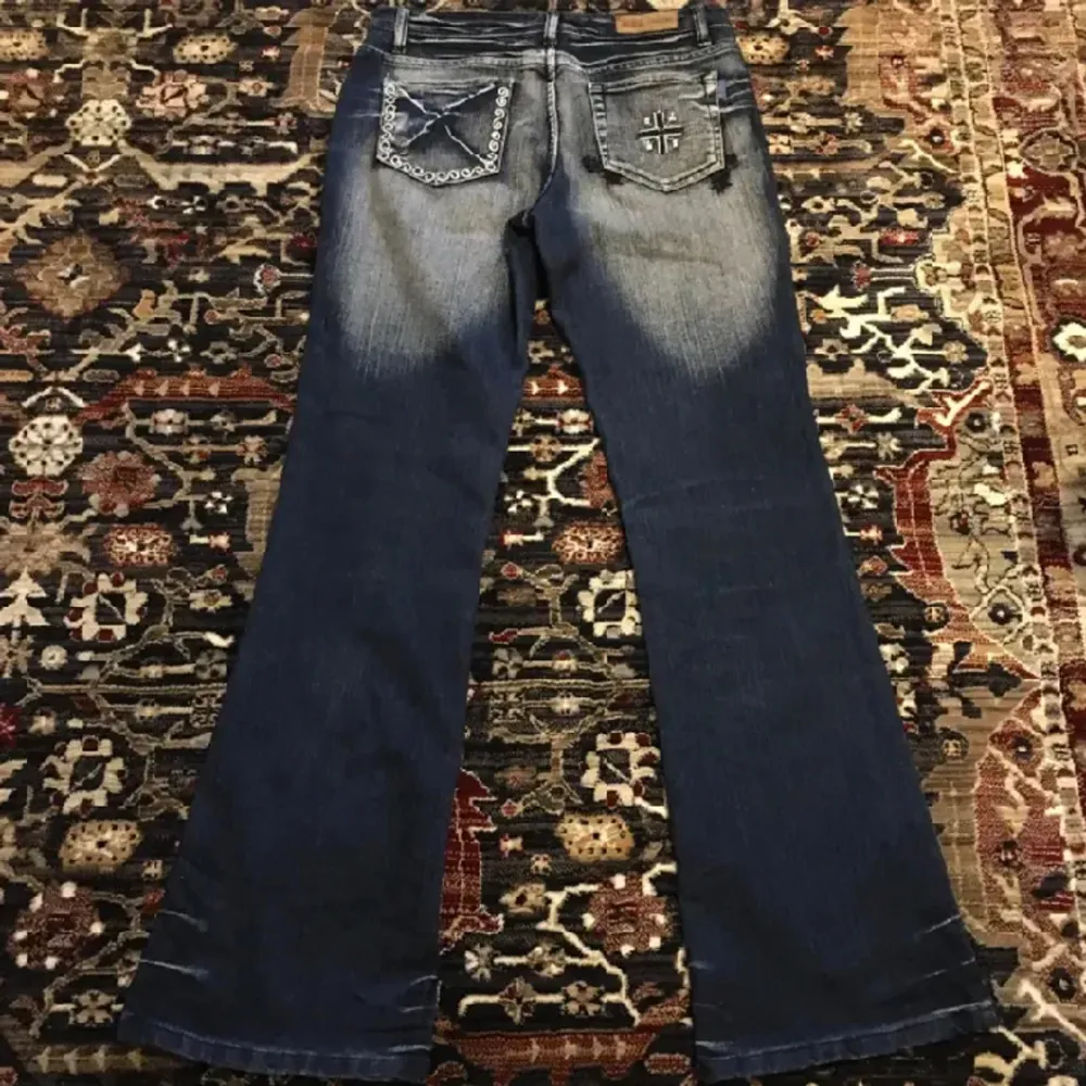 Jätte fina vintage bootcut jeans i super bra skick! Säljer då dom tyvärr är för stora för mig💕midjemåttet rakt över är 39cm och innerbenslängden är 81cm! (LÅNADE BILDER). Jeans & Byxor.