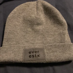 Everest mössa - Helt ny Everest mössa. Tror den är äkta. Skriv om du är sugen!😃
