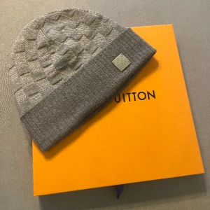 Louis Vuitton mössa - Hej! Jag säljer min Louis Vuitton Neo Petit Damier mössa som jag använt ett fåtal gånger, kvitto och box medföljer. Jag går inte ner i pris och jag fraktar endast, kunden står för frakten. Hör av er vid intresse, endast seriösa köpare! Tack 😁