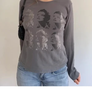 Långärmad topp med glitter detaljer - Blågrå med glitter detaljer!