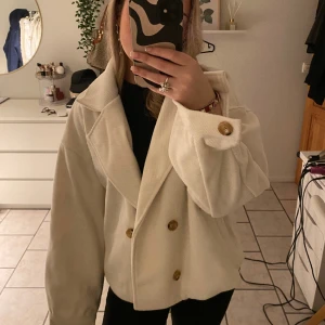 vit kappa  - vit kappa från Meet Me There, helt oanvänd med prislappen kvar 💓 Det är storlek M/L men sitter mer som en S skulle jag säga 💋 Köparen står för frakt 🫶🏼