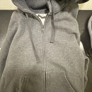 Mango Zip  - Snygg och typ aldrig använd då jag har fler liknande. 