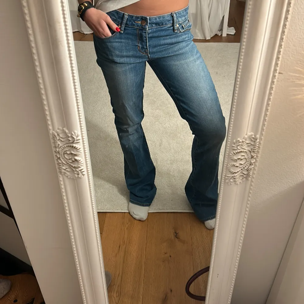 Så sjukt snygga lågmidjade jeans som tyvärr är lite för stora för mig!!💕💕. Jeans & Byxor.