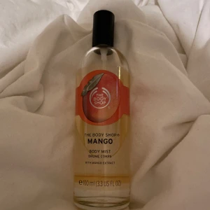 The body shop mango body mist - Luktar jätte god mango men kommer inte till användning. 90% kvar i flaskan💗