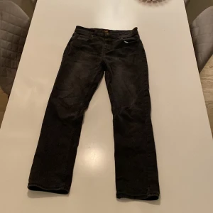 Gråa lewis jeans - Gråa Lewis jeans 12-13 år. 9/10 skick. Orginalpris 600kr. 