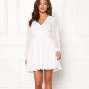 Studentklänning 💗 - Jätte söt student klänning från bubbleroom 💗Har endast provat den!!  Bra skick i storlek 38! Nypris 699/629kr men säljer den för 400kr Produkt ID: 717192-0002  (För fler bilder och frågor kontakta mig☺️)