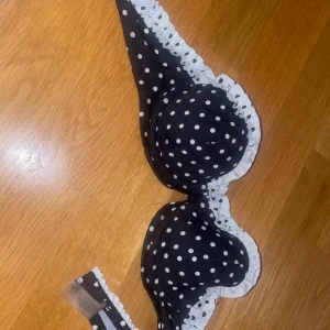 Victoria's Secret bikini topp - Använd endast en gång för flera år sedan. Säljer pga den är för liten på mig och används inte. Storlek 34B