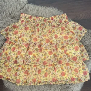 Sommar kjol med volanger  - Säljer denna supersöta volang kjol, knappt använd 💘⚡️