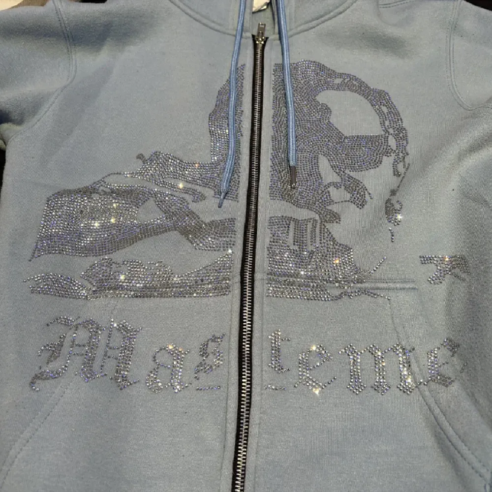 En blå zip-up hoodie som är från masteme. Kommer inte till användning då den är lite för stor. Hör av dig vid några frågor! . Tröjor & Koftor.