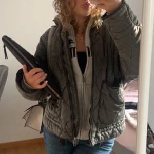 Zara jacka - Populär jacka från zara, såå snygg!! Perfekt nu till våren😍. Köpt för 859kr, helt slutsåld på hemsidan. Priset kan diskuteras, skriv för fler bilder!💕💕