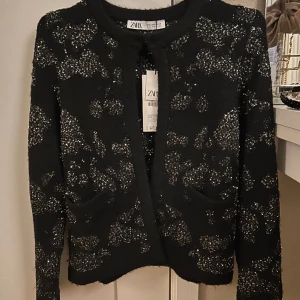 Kofta  - Säljer denna oanvända koftan från zara med prislapp på☺️☺️ nypris 399kr