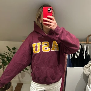 Vintage hoodie  - Vintage vinröd hoodie i strl L, fint skick!!  Jag säljer just nu över 15 st liknande vintagetröjor så kolla min profil för fler!