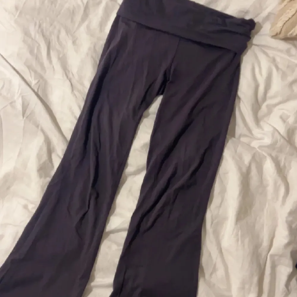 Säljer mina mörk gråa yoga pants från Gina tricot, helt oanvända och jätte snygga o sköna! Hör av dig om du har frågor❤️. Jeans & Byxor.
