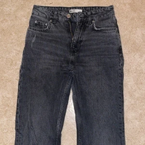Jeans ifrån gina tricot🥰 - Säljer dessa bootcut jeans ifrån gina tricot då dom inte passar längre, de har ett hål i knät, skulle säga att de är mid rised, jättefina💓för långa för mig som är 1,63.