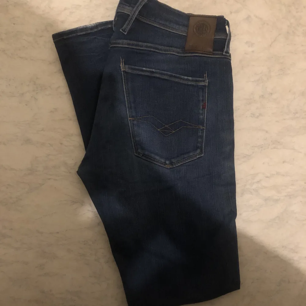 Riktigt snygga Replay anbass jeans storlek 33/34 säljs för endast 499kr👖skriv vid frågor! Väldigt liten defekt vid grenen!. Jeans & Byxor.