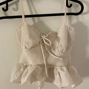 Vit topp - Vit söt topp perfekt till sommaren i storlek xs, säljer den för att den är för liten för mig💕passar perfekt för någon som har storlek xs eller xxs 