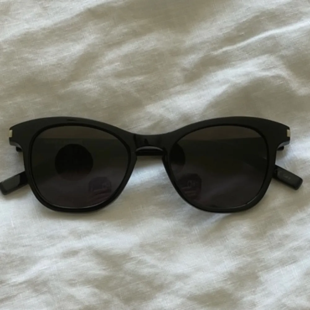 Ett par solglasögon i nyskick från Yves saint Laurent. Nypris 3500kr . Unisex passar både kvinnor och män. Mycket efterfrågad  passform.. Accessoarer.