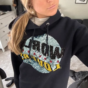 Sandro Paris Hoodie - Säljer denna supersnygga Sandro hoodie. Den är i superbra skick❤️