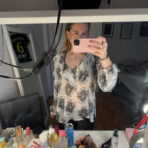 Zara blus - Säljer denna söta blus från zara då jag tycker den är lite stor för mig🩷 storlek S💖 använd 1 gång så nyskick💕190kr +frakt💖