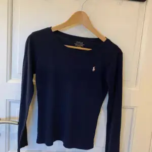 Säljer denna snygga marinblå tröjan från Ralph Laurens barnavdelning, den är i storlek 12 - 14 år men passar mig som vanligt vis har Xs/S. Den är andvänd men i bra skick! Bara att dm:a vid frågor eller funderingar!💕