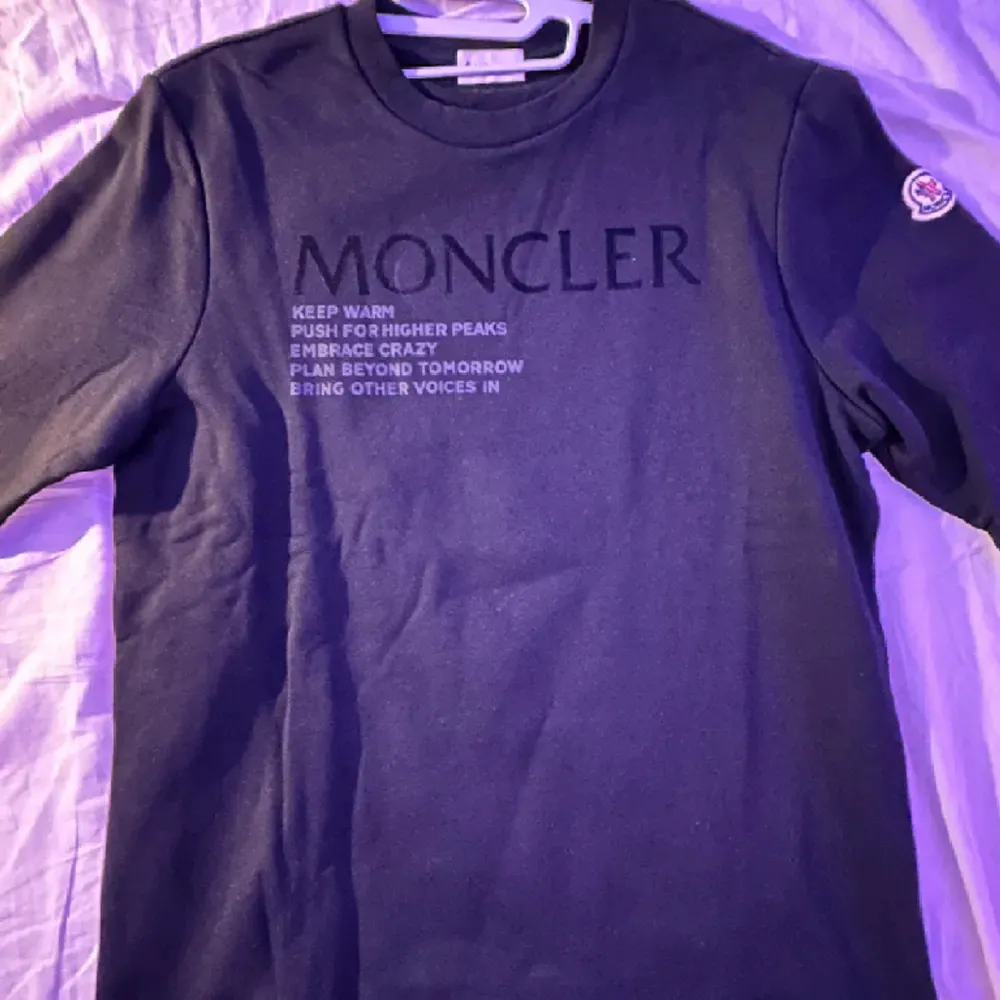 Säljer min oanvanda moncler sweater som jag inte passar i. Helt ny och oanvänd som sagt med en fungerande NFC tag samt qr kod. Kan bevisas !Storlek M men passar lika bra till S. Jackor.