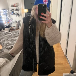 Quiltad väst - Skitnajs oversized väst som är perfekt nu till våren men även på afterski!😆 Storlek XS men är väldigt stor så sitter som en M